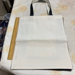 白と黒のトートバッグ
の画像