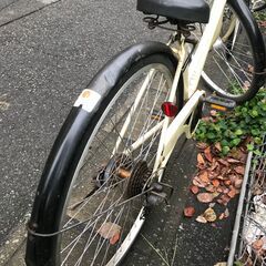 リサイクルショップどりーむ鹿大前店　No.414　22203W　27インチ　クリーム色　LEDオートライト付き　鍵なし　６段階ギア　※変速ギア故障の為、現在のギアのみ使用可能の画像