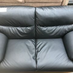 リサイクルショップどりーむ鹿大前店　No.2557　2人掛けソファ　黒色　高級感抜群の画像