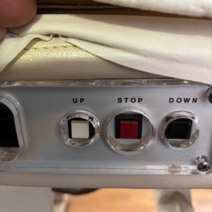 接骨院で使ってたベッド、4つ(そのうち 1つは電動式昇降ベッド)の画像