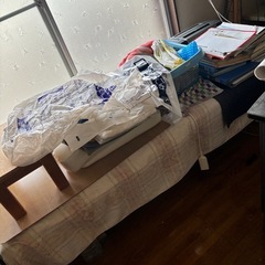 接骨院で使ってたベッド、4つ(そのうち 1つは電動式昇降ベッド)の画像