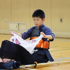 南港剣友会です。少年・少女・剣士募集中です！ 剣道体験・見学いつでも大歓迎！ 年中〜大人まで幅広い年齢層が稽古をしています。 剣道初心者の方や、経験者（リバ剣）の方も大歓迎！ 住之江区の南港で日々稽古をしているアットホームな剣友会です。お子様の習い事にいかがでしょうか。の画像