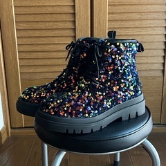 目を惹くキラキラスニーカーの画像