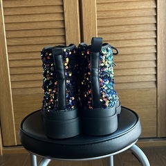 目を惹くキラキラスニーカーの画像