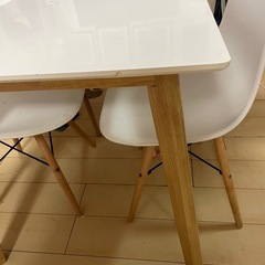 食卓テーブルの画像