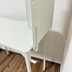 ● イケア 有孔ボード付き 
デスク 勉強机 の画像
