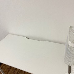 ● イケア 有孔ボード付き 
デスク 勉強机 の画像