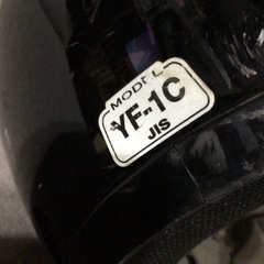 フルフェイス　ヘルメットとバイクのカバーの画像