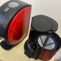バリスタとコーヒーメーカーのセットの画像