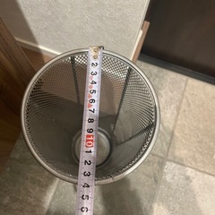 筒型の傘立ての画像