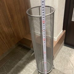 筒型の傘立ての画像