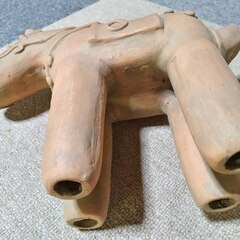逗子 馬形埴輪 土器 古墳時代 土製品 死者の魂を保護 権威の象徴 粘土  縄文土器 須恵器 墳丘 造出 祭祀場 魂の船出 置物 彫り物 贈り物 お土産 人形 ドール  芸術作品  民芸品 フィギュア 文化遺産 群馬 動物埴輪 水鳥 犬 鵜 猪 鹿 面繋 手綱 鞍 障泥 胸繋 騎乗 競馬 ジョッキー  作品 経済産業 伝統工芸品 やきもの 民陶 ヴィンテージ レトロデザイン おしゃれ インテリア 古い 飾り台 アンティーク 店舗 ディスプレイ 古道具の画像