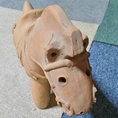 逗子 馬形埴輪 土器 古墳時代 土製品 死者の魂を保護 権威の象徴 粘土  縄文土器 須恵器 墳丘 造出 祭祀場 魂の船出 置物 彫り物 贈り物 お土産 人形 ドール  芸術作品  民芸品 フィギュア 文化遺産 群馬 動物埴輪 水鳥 犬 鵜 猪 鹿 面繋 手綱 鞍 障泥 胸繋 騎乗 競馬 ジョッキー  作品 経済産業 伝統工芸品 やきもの 民陶 ヴィンテージ レトロデザイン おしゃれ インテリア 古い 飾り台 アンティーク 店舗 ディスプレイ 古道具の画像