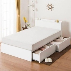 引き出しとマットレスが付いた白いセミダブルベッド