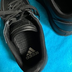 adidas 28センチの画像