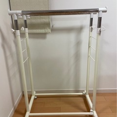 【お洒落&便利♪】白色のダブルハンガーラック^_^ダブル何で大容量掛けれます〜最大と最小の写真と説明付けてあります〜の画像