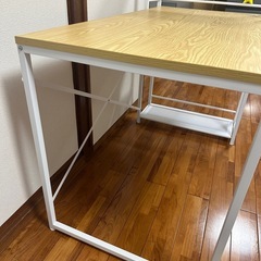 ラック一体型のデスクの画像