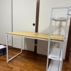 ラック一体型のデスクの画像