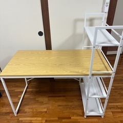 ラック一体型のデスクの画像