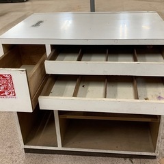 作業台、棚、木材の画像