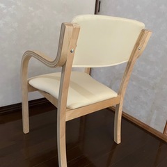 肘掛けクリーム椅子の画像