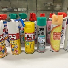 【引き渡し予定者あり】無料で差し上げます。殺虫剤　フマキラー8本他色々　残量まちまち　画像参照してください。まとめて引き取り希望の画像