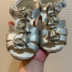 petit main✨立体花サンダル✨シルバーサンダル✨の画像