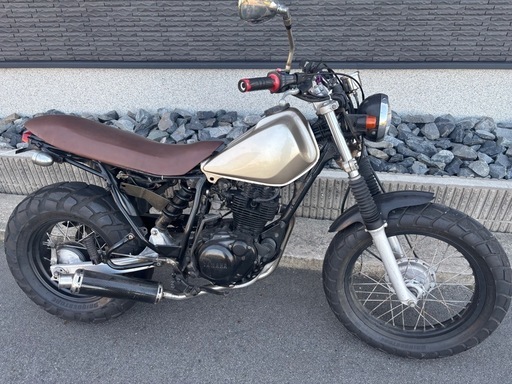 TW200 2JL バッテリー付きなのでセルでかかります。