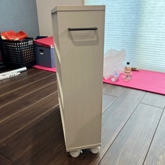 隙間収納棚　キャスター付き　白の画像