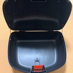 【美品】バイク用リアキャリアケース48L ブラック/レッド の画像