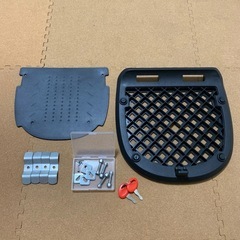 【美品】バイク用リアキャリアケース48L ブラック/レッド の画像