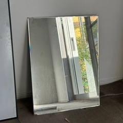 大きい鏡（1m x 75cm）と小さい鏡（60 x45 cm）の画像