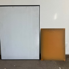 大きい鏡（1m x 75cm）と小さい鏡（60 x45 cm）の画像