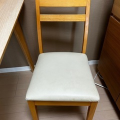 ダイニングテーブルと椅子2つ
の画像