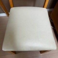 ダイニングテーブルと椅子2つ
の画像