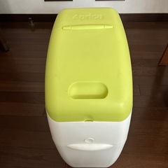 オムツ捨て用ゴミ箱
の画像