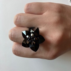 ブラックのフラワーリングとシックなネックレスのセットの画像