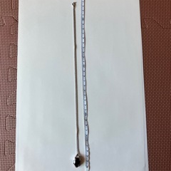 ブラックのフラワーリングとシックなネックレスのセットの画像
