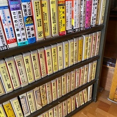 昔ながらのカラオケ、マシンのカセットテープ大量の画像
