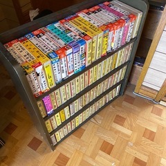 昔ながらのカラオケ、マシンのカセットテープ大量の画像