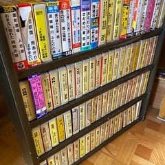 昔ながらのカラオケ、マシンのカセットテープ大量の画像