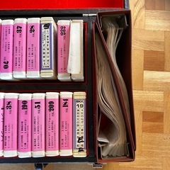 昔ながらのカラオケ、マシンのカセットテープ箱入りの画像