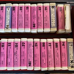 昔ながらのカラオケ、マシンのカセットテープ箱入りの画像