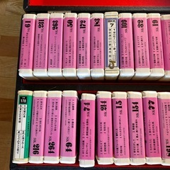 昔ながらのカラオケ、マシンのカセットテープ箱入りの画像