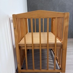 木製　ベビーベッドの画像