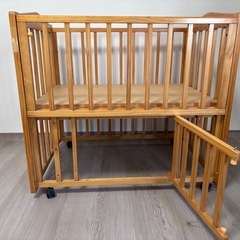 木製　ベビーベッドの画像