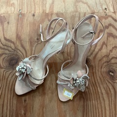 お花がワンポイント🌸ヒール👠サンダルフラワーサンダルJOHNNYMOKE可愛い💗オシャレ23.5cm薄ピンク肌色の画像