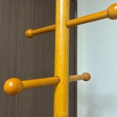 木製ハンガーポールの画像