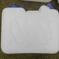 飲料用ポリタンク4個・新品コック3個の画像