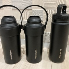 ペットボトル用保冷ホルダーと水筒の画像